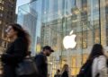 Acción de Apple en pantalla bursátil marcando récord histórico mientras el Nasdaq-100 cae en octubre de 2026