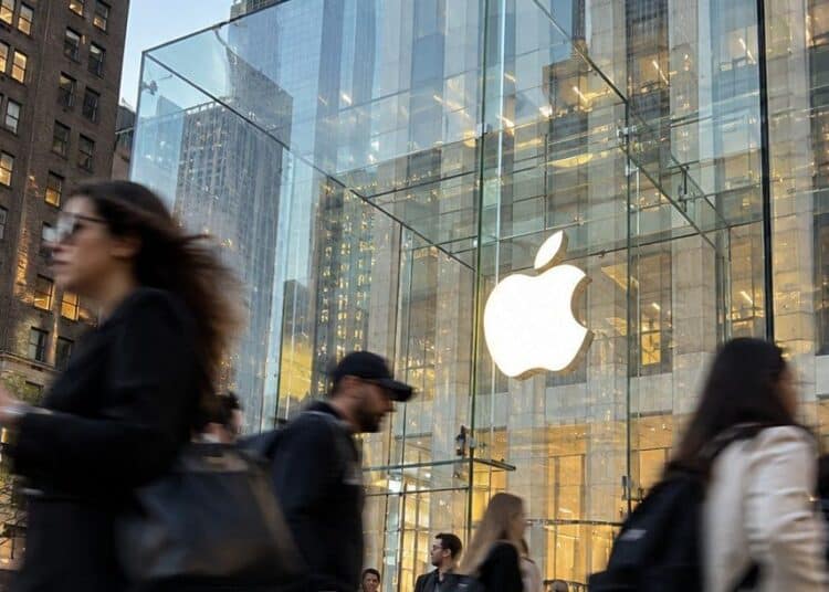 Acción de Apple en pantalla bursátil marcando récord histórico mientras el Nasdaq-100 cae en octubre de 2026