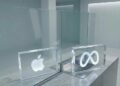 Logo de Apple y Meta juntos frente a una computadora Mac Studio con chips M5 Ultra en un escritorio de oficina