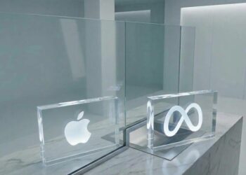 Logo de Apple y Meta juntos frente a una computadora Mac Studio con chips M5 Ultra en un escritorio de oficina