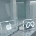 Logo de Apple y Meta juntos frente a una computadora Mac Studio con chips M5 Ultra en un escritorio de oficina