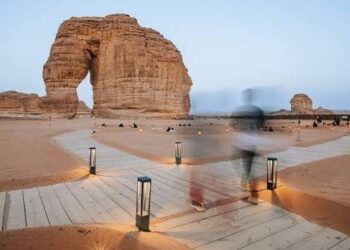 Grúas detenidas en el desierto saudí donde debía construirse The Line, proyecto de la Visión 2030