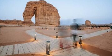 Grúas detenidas en el desierto saudí donde debía construirse The Line, proyecto de la Visión 2030