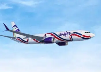 Avión de Arajet en pista de aterrizaje con la bandera dominicana visible en la cola de la aeronave