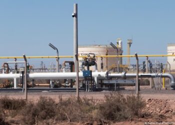 Torres de extracción de petróleo en la formación Vaca Muerta, provincia de Neuquén, Argentina