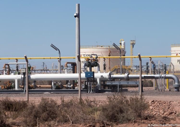 Torres de extracción de petróleo en la formación Vaca Muerta, provincia de Neuquén, Argentina