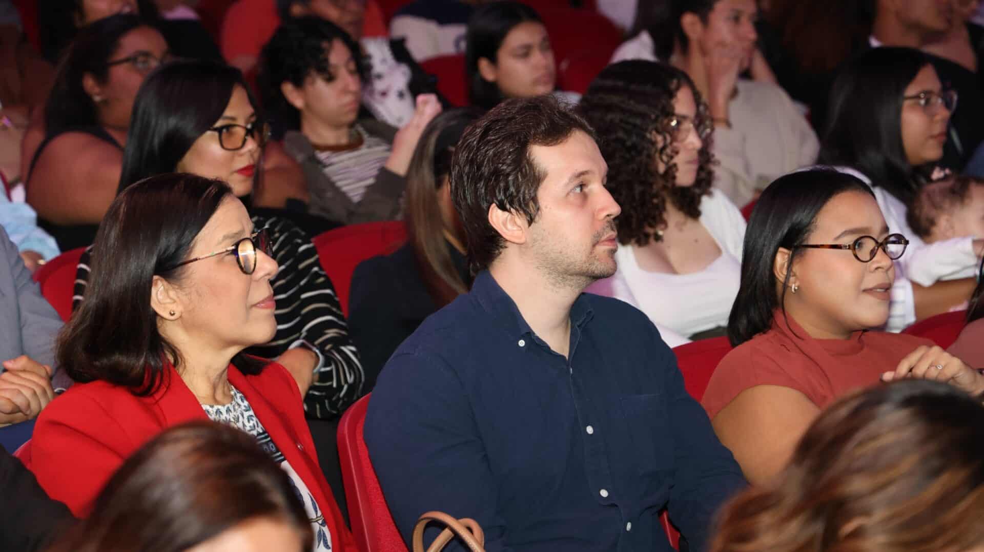 Asistentes atentos a una ponencia durante la Jornada de Comunicación Corporativa de la PUCMM.