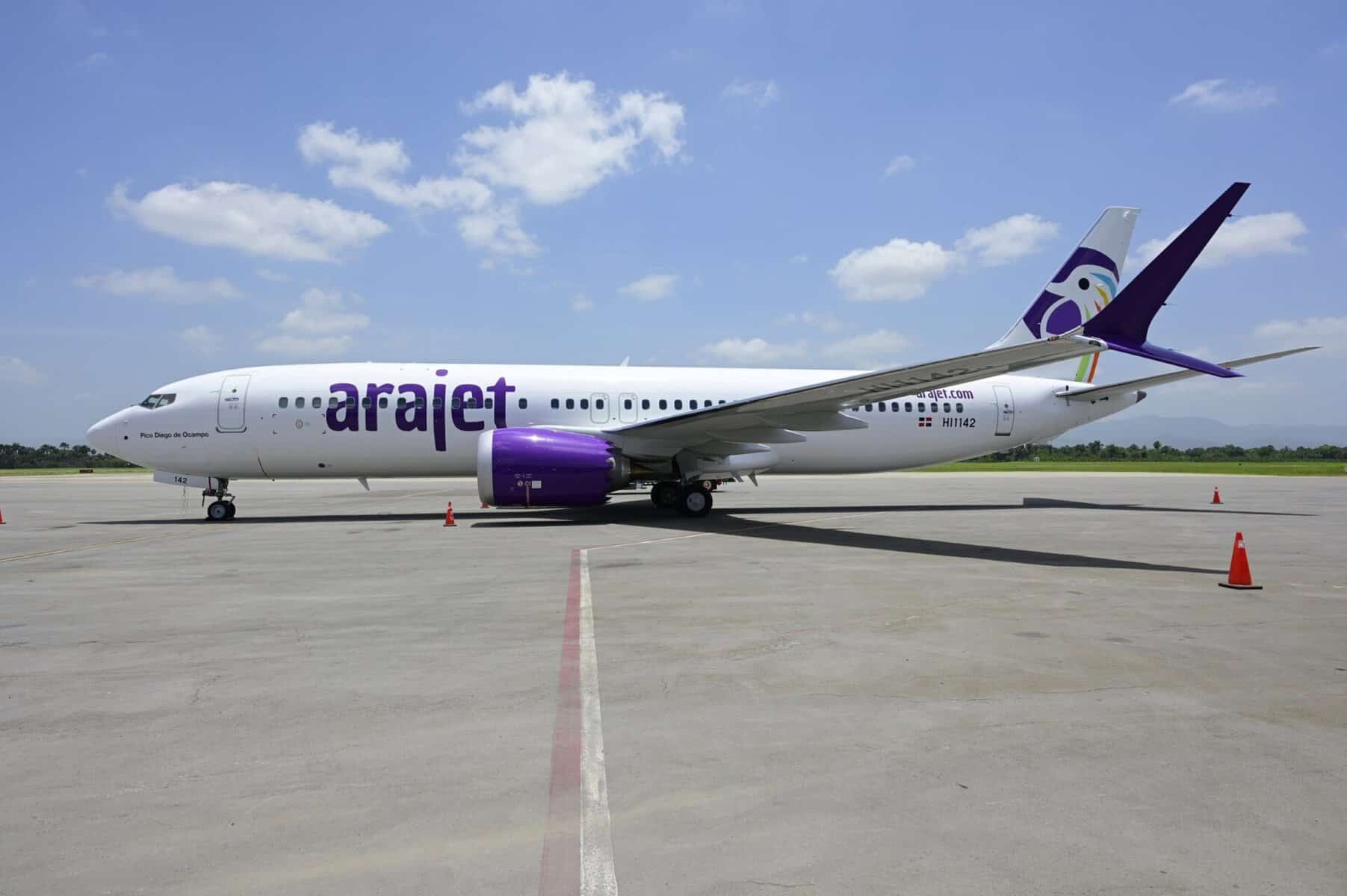 Avión de Arajet estacionado en la pista de un aeropuerto.