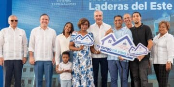 Presidente Luis Abinader y ejecutivos de Banreservas en la entrega de apartamentos de Laderas del Este en San Antonio de Guerra
