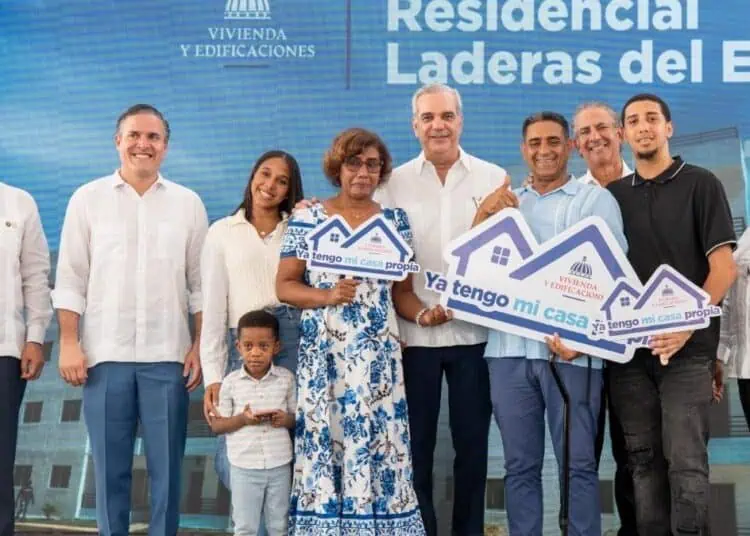 Presidente Luis Abinader y ejecutivos de Banreservas en la entrega de apartamentos de Laderas del Este en San Antonio de Guerra