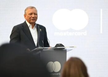 Leonardo Aguilera y Tomás Alonso presentan la Mastercard Comercial Banreservas en el Monumento a los Héroes de la Restauración en Santiago