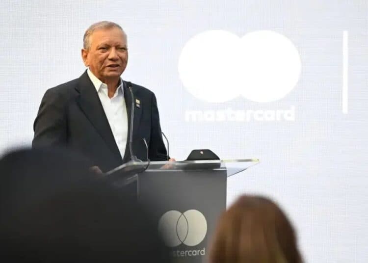Leonardo Aguilera y Tomás Alonso presentan la Mastercard Comercial Banreservas en el Monumento a los Héroes de la Restauración en Santiago