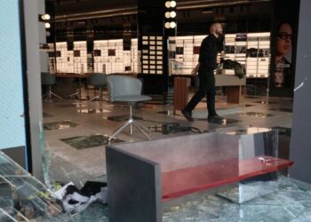 Disturbios nocturnos frente a la plaza Catalunya de Barcelona con contenedores en llamas y presencia policial