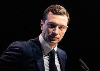 Jordan Bardella, líder del Reagrupamiento Nacional francés, durante una intervención pública