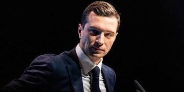 Jordan Bardella, líder del Reagrupamiento Nacional francés, durante una intervención pública