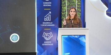 Ligia Bonetti, presidenta ejecutiva de Grupo SID, expone el plan CERCA en el Congreso Regional FECAICA 2026 en San Salvador