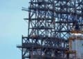 Plataforma de extracción de petróleo en América Latina con trabajadores y maquinaria industrial en operación