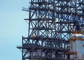 Plataforma de extracción de petróleo en América Latina con trabajadores y maquinaria industrial en operación