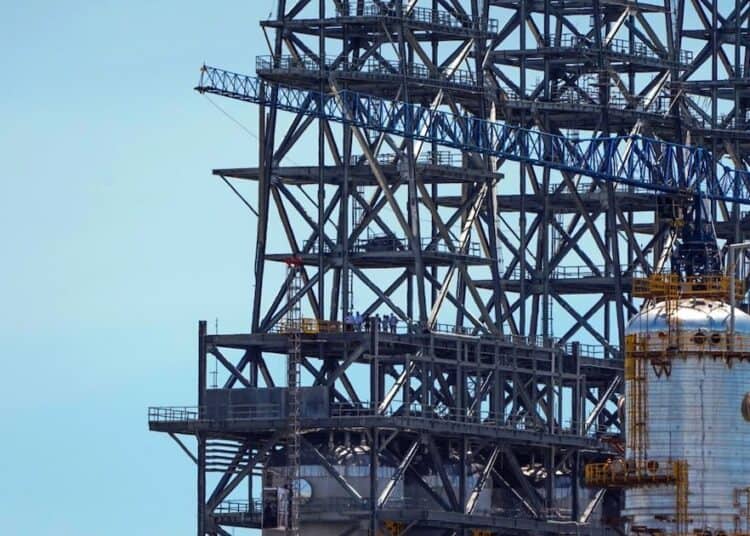 Plataforma de extracción de petróleo en América Latina con trabajadores y maquinaria industrial en operación
