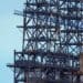 Plataforma de extracción de petróleo en América Latina con trabajadores y maquinaria industrial en operación
