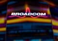 Logotipos de Broadcom y Anthropic en pantallas digitales con gráficos de infraestructura de inteligencia artificial