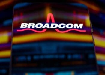Logotipos de Broadcom y Anthropic en pantallas digitales con gráficos de infraestructura de inteligencia artificial