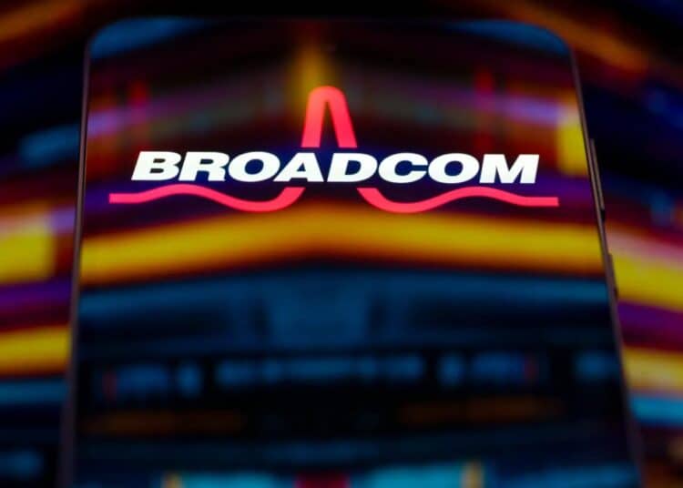 Logotipos de Broadcom y Anthropic en pantallas digitales con gráficos de infraestructura de inteligencia artificial