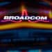 Logotipos de Broadcom y Anthropic en pantallas digitales con gráficos de infraestructura de inteligencia artificial