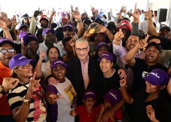 Gonzalo Castillo durante recorrido por comunidades de La Altagracia en jornada de campaña presidencial del PLD
