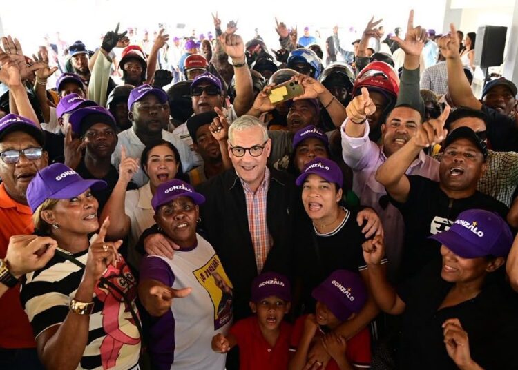 Gonzalo Castillo durante recorrido por comunidades de La Altagracia en jornada de campaña presidencial del PLD