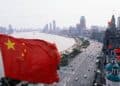 Banderas de China y la Unión Europea frente a sede institucional durante negociaciones comerciales bilaterales