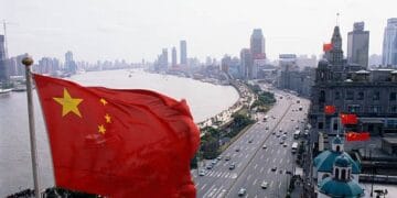 Banderas de China y la Unión Europea frente a sede institucional durante negociaciones comerciales bilaterales