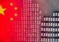 Vehículos de fabricación china alineados en un puerto de exportación esperando ser embarcados al exterior