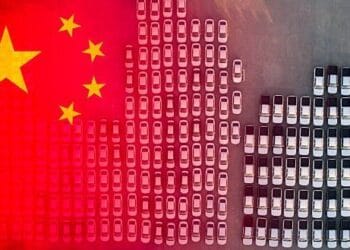 Vehículos de fabricación china alineados en un puerto de exportación esperando ser embarcados al exterior
