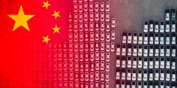 Vehículos de fabricación china alineados en un puerto de exportación esperando ser embarcados al exterior