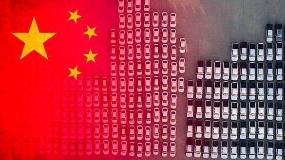 Vehículos de fabricación china alineados en un puerto de exportación esperando ser embarcados al exterior