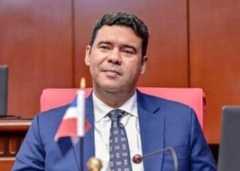 Senador Rafael Barón Duluc durante panel sobre transparencia y el nuevo Código Penal organizado por ADOCCO en Santo Domingo