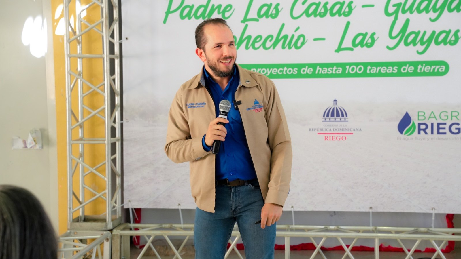 Claudio Camaño, director ejecutivo de BAGR Riego, habla ante agricultores dominicanos durante un evento oficial de