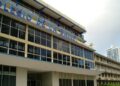 Agente de la Digesett regulando el tránsito frente a un colegio del Distrito Nacional durante la salida de clases