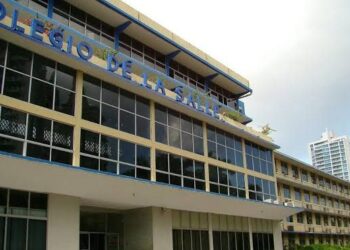 Agente de la Digesett regulando el tránsito frente a un colegio del Distrito Nacional durante la salida de clases