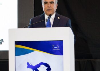Portada, Celso Juan Marranzini, presidente del CONEP-RD, durante su conferencia magistral en el Encuentro Empresarial de Panamá