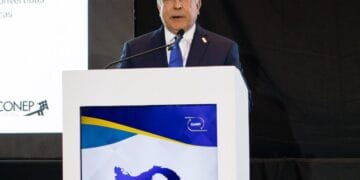 Portada, Celso Juan Marranzini, presidente del CONEP-RD, durante su conferencia magistral en el Encuentro Empresarial de Panamá