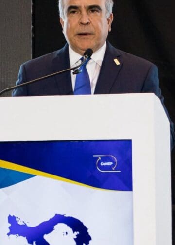 Portada, Celso Juan Marranzini, presidente del CONEP-RD, durante su conferencia magistral en el Encuentro Empresarial de Panamá