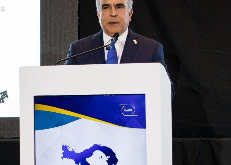 Portada, Celso Juan Marranzini, presidente del CONEP-RD, durante su conferencia magistral en el Encuentro Empresarial de Panamá
