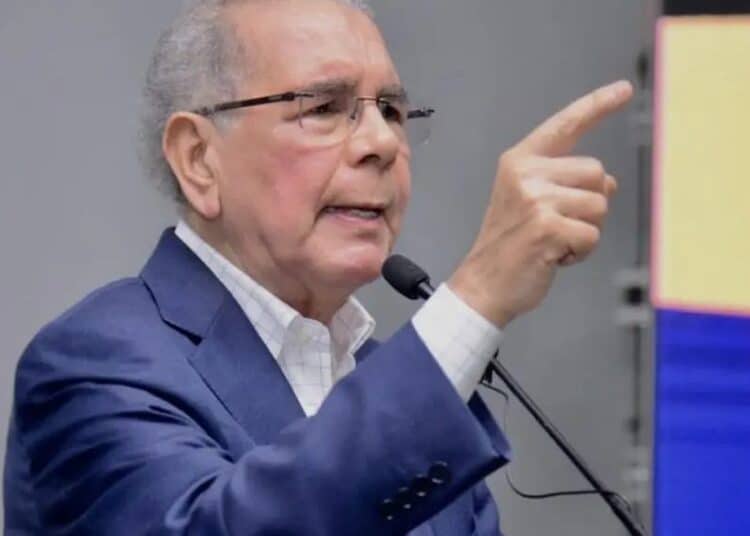 Danilo Medina habla ante militantes del PLD en asamblea provincial en Jarabacoa, La Vega