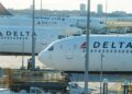 Avión de Delta Air Lines despegando en un aeropuerto de Estados Unidos