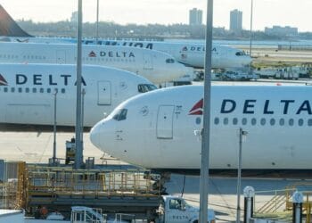 Avión de Delta Air Lines despegando en un aeropuerto de Estados Unidos