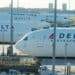 Avión de Delta Air Lines despegando en un aeropuerto de Estados Unidos