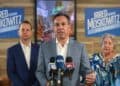 Líderes demócratas Pete Aguilar y Suzan DelBene en campaña en Miami Beach junto a Jared Moskowitz