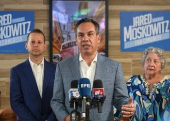 Líderes demócratas Pete Aguilar y Suzan DelBene en campaña en Miami Beach junto a Jared Moskowitz
